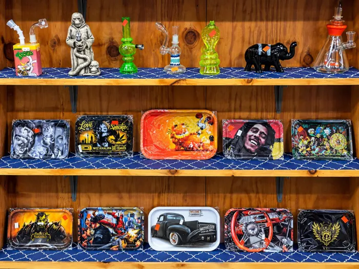 Trays & glassware